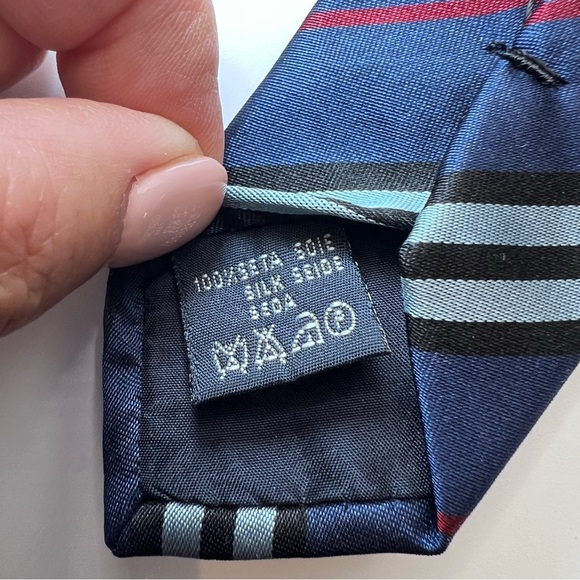 BURBERRY London 100% Silk Navy Blue Black Red Diagonal Stripe Tie Made in Italy - Picture 6 of 16